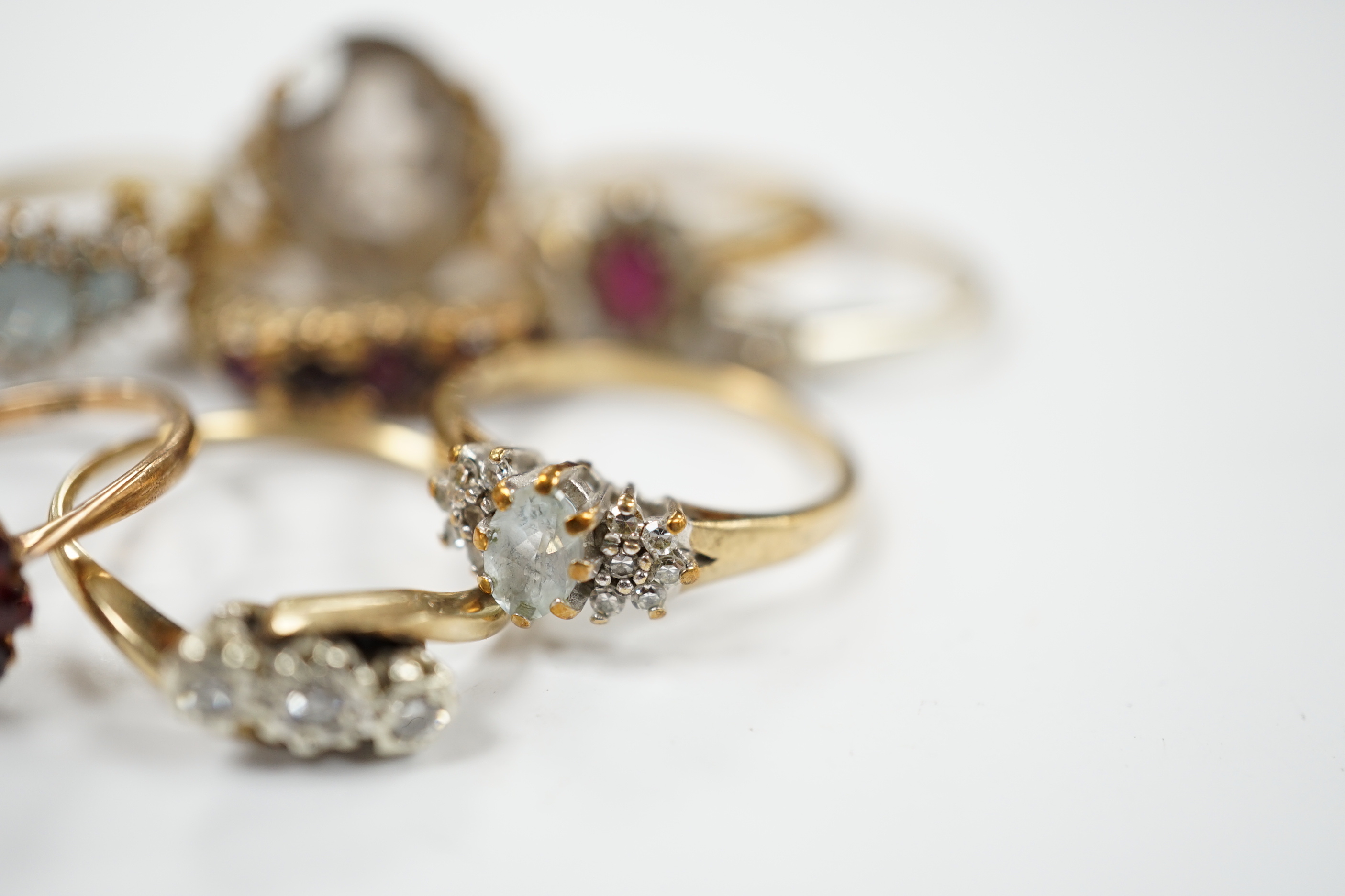 Eight assorted mainly modern 9ct gold and gem set dress rings, including diamond and garnet, 19.5 grams.